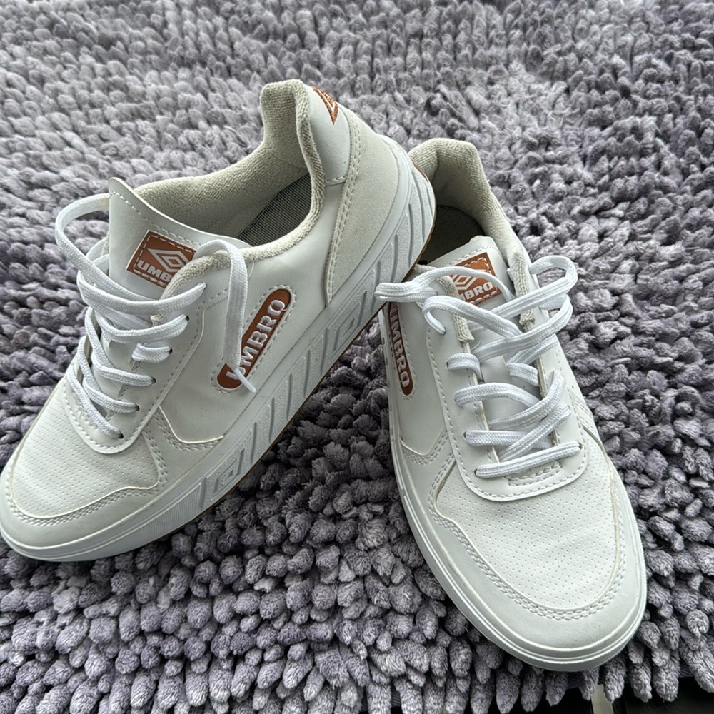 Umbro footwear white !  Never used size  w 8